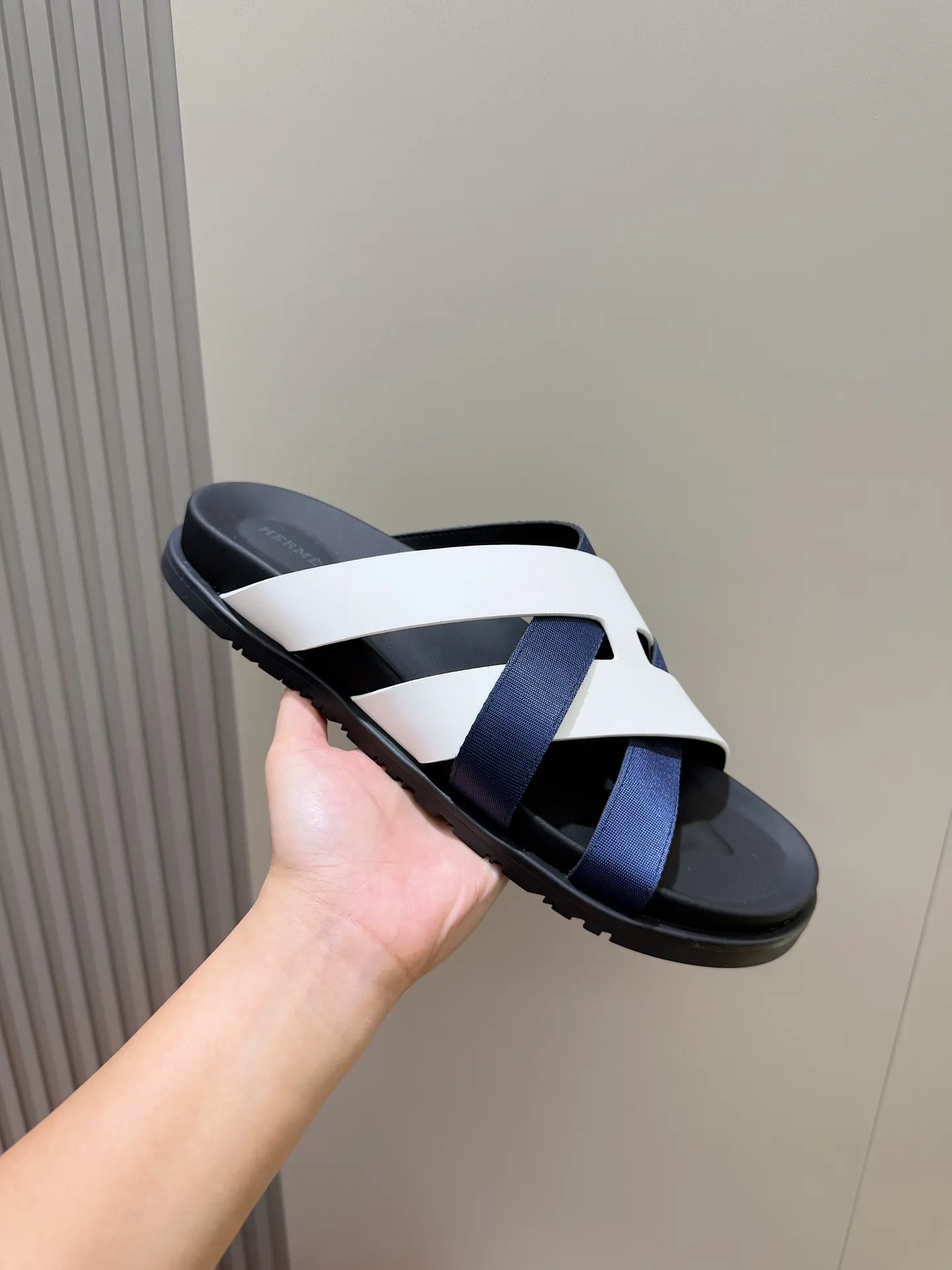 Batch 280 Hermes men's Kazimir slippers - top quality woven calfskin functional sandals, with interwoven uppers inspired by the "H" iconic pattern to create a casual look, perfect for summer. Imported cowhide + cowhide lining + rubber outsole Size: 38-44 (.45.46 customized)